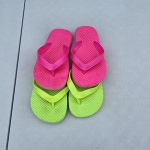🍭2/$15 2 pairs size 11-12 Neon pink & green flip flip sandals used good